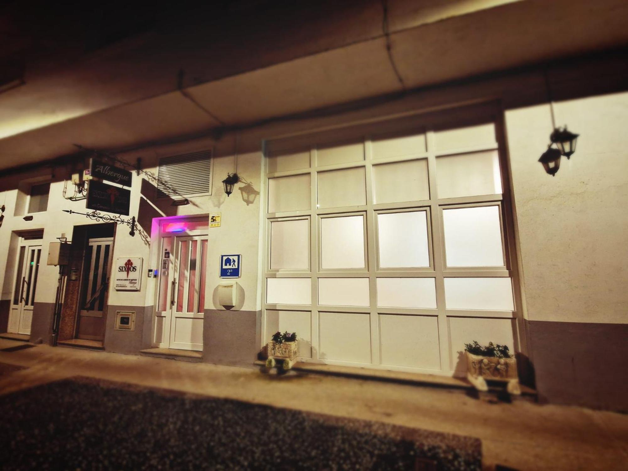 Albergue Sixtos No Caminho ซานติอาโก เด กอมโปสเตลา ภายนอก รูปภาพ
