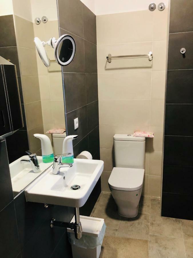 Albergue Sixtos No Caminho ซานติอาโก เด กอมโปสเตลา ภายนอก รูปภาพ